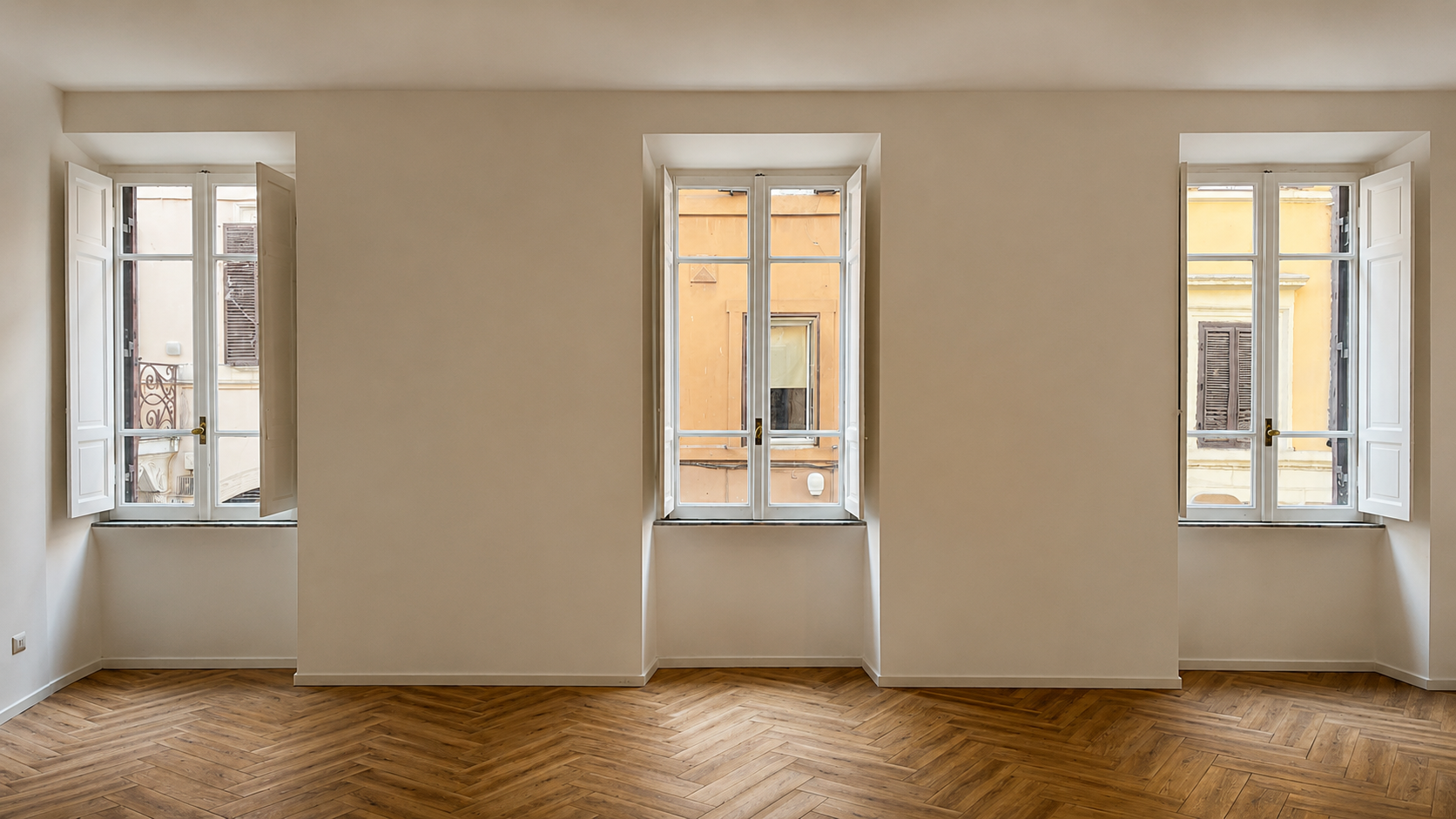 Interno ristrutturato con tre finestre e parquet